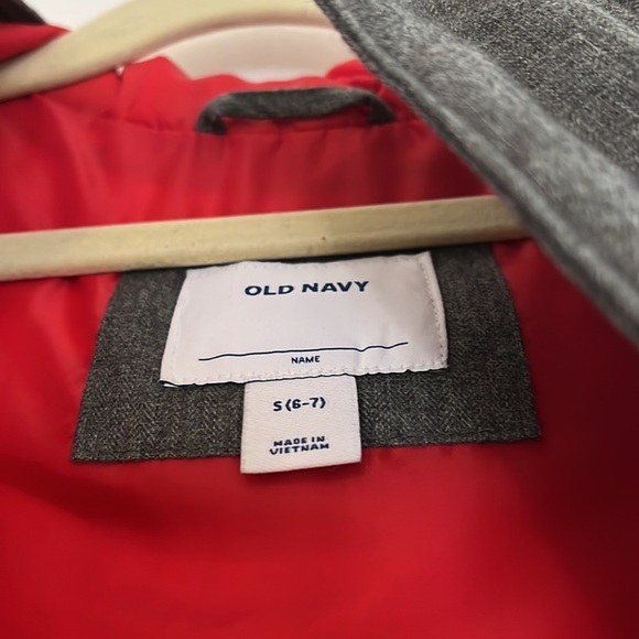 NWOT Old Navy Boys gray/red Puffer Vest with hood Size boys Small 6/7 NWOT - Picture 4 of 5